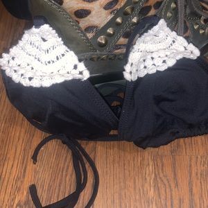 L*SPACE BLACK W ROSE LACE DETAIL BIKINI TOP